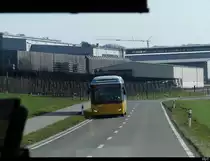 Postauto - Versuch eines Foto durch die Frontscheibe eines Volvo 7900 mit einem Endgegenkommenden Volvo 7900 Hybrid TG 209423 unterwegs bei Hüttwilen am 05.02.2021