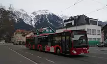 Am 21.12.2018 konnte kurz vor der Verdunkelung des Himmels durch eine Schneefront der IVB-Wagen Nr. 438 (Mercedes Citaro II G) mit Werbung für die Innsbrucker Kommunalbetriebe in der Pembaurstraße im Stadtteil Pradl angetroffen werden. Dabei befand er sich auf dem Weg Richtung Osten. Man sieht bereits die Oberleitungen für die heute dort verkehrende Regionaltram.