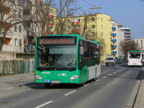 Graz. Wagen 122 der Graz Linien war am 25.02.2021 auf der Linie 34, hier in der Fröhlichgasse kurz vor der Haltestelle Seifenfabrik.