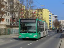 Graz. Wagen 151 der Graz Linien war am 25.02.2021 auf der Linie 34E, hier in der Fröhlichgasse kurz vor der Haltestelle Seifenfabrik.