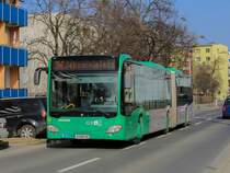 Graz. Wagen 195 mit Vollwerbung für  Zeig dein Gesicht  der Graz Linien war am 25.02.2021 auf der Linie 34E, hier in der Fröhlichgasse kurz vor der Haltestelle Seifenfabrik.