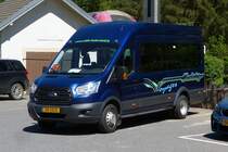 SB 1818, Ford Transit von Voyages Schiltz, gesehen am Bahnhof in Kautenbach.  07.05.2018