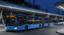 Ein Mercedes-Benz Citaro C2 G, dahinter ein O530 Citaro K, so gesehen Ende Februar 2021 am Hauptbahnhof in Wuppertal.