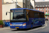 SB 4440, Setra s 415 UL von Voyages Schiltz, fhrt nahe dem Bahnhof in Ettelbrck an mir vorbei.  21.07.2018