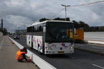 VB 8860, Mercedes Benz Integro von Voyages Bollig, auf der Roten Brücke in der Stadt Luxemburg, auf welcher an diesem Tag Vibrationsvermessungen durchgeführt werden. 04.10.2017  