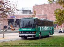 Dieser Setra S 213 RL war zuvor im Dienst der Polizei Bielefeld aktiv. Im Hintergrund ist keine Verbindung zu h�heren Sph�ren sondern ein Kunstwerk zu sehen.