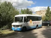 Mercedes 815D von Rux Reisen aus Deutschland (ex Küstenbus) in Neubrandenburg am 30.09.2018