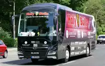 MAN Lion's Coach, von den ''Holy Bulls'' aus Leipzig.  Berlin, (Busdemo) im Juni 2020. (#busretten) , Viele Grüße retour!