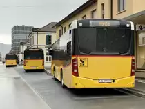 Heckansicht von drei PostAuto MB C2 am 16.3.21 auf dem Bahnhofplatz Delemont.