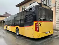 Heckansicht des MB C2 hybrid '11322' von PostAuto am 16.3.21 in Delemont.