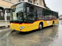 MB C2 K hybrid '11186' am 16.3.21 auf dem Bahnhofplatz Delemont.