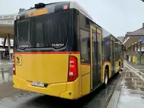Heckansicht des MB C2 K hybrid '11186' von PostAuto am 16.3.21 in Delemont.
