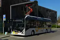 SL 3491, Volvo 7900 Elektrobus von Sales Lentz steht an der Ladestation nahe dem Krankenhaus in Differdingen. 19.04.2018