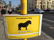 Für alle die sich mit der Distanz schwer tun. Esels-(Pony)brücke der Berliner Verkehrsbetriebe an einer Haltestelle für Busse. Foto: 15.03.2021