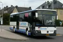 B 1432, Mercedes Benz Integro von Autocars Meyers, steht am Bushaltestelle einer Schule in Diekirch.  04.08.2012