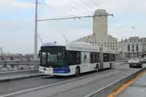 tl Nr. 855 (Hess Swisstrolley 3 BGT-N2C) am 8.3.2021 auf der Grand-Pont zwischen den Haltestellen Bel-Air (mit dem markanten Turm im Hintergrund) und St-François.