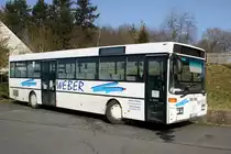 Bus Rheinland-Pfalz: Mercedes-Benz O 407 (DAU-W 109) vom Busunternehmen Stefan Weber, aufgenommen im Februar 2021 in Herresbach, einer Ortsgemeinde im Landkreis Mayen-Koblenz.