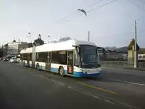 vbl Nr. 230 (Hess Swisstrolley 4 BGT-N2D) am 5.2.2021 auf der Seebrücke zwischen dem Bahnhof Luzern und dem Schwanenplatz