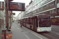 Innsbruck: Schienenersatzverkehr für die Stubaitalbahn wegen Gleisbauarbeiten, Bus 410 der Innsbrucker Verkehrsbetriebe an der Haltestelle Maximilianstraße. Aufgenommen 24.3.2021.