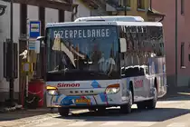 VS 1268, Setra S 415 Le von Voyaes Simon, hält an der Bushaltestelle in Erpeldange. 29.03.2021