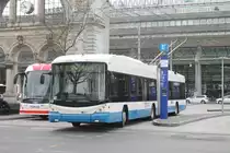 vbl Nr. 213 (Hess Swisstrolley 3 BGT-N2C) am 11.3.2021 beim Bhf. Luzern. Nur zur HVZ werden auf der Linie 1 noch normale Gelenkbusse eingesetzt. Deshalb verkehrt dieser Swisstrolley nach der Ankunft aus Kriens ins Depot.