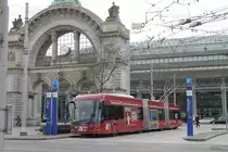 vbl Nr. 240 ''OTTO's'' (Hess Lightram 4 BGGT-N2D) am 11.3.2021 beim Bhf. Luzern. Dieser Bahnhof, der vor exakt 50 Jahren brannte. Bloss das Eingangstor blieb erhalten. 20 Jahre später, also vor 30 Jahren konnte der neue Bahnhof im Hintergrund in BEtrieb genommen werden.