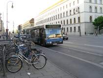 lange Nacht der Musik 2008 am Odeonsplatz. 4915 wollte wohl zu gerne auch im Linieneinsatz fahren,wie die Frontbeschilderung zeigt,aber Solobusse werden nur als Personalwgen am Odeonsplatz hinterstellt und fahren nicht auf Linie.
