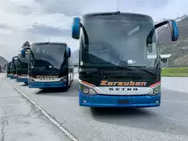 Die Setra 516 HD Nr. 2, 12, 11, 16 und 17 am 5.4.21 bei der Garage in Eyholz abgestellt.