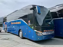 Setra 516 HD 17 von Zerzuben am 5.4.21 vor der Garage in Eyholz.
