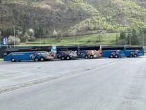 Heckansicht der Setra 516 HD 2, 12, 11, 16 und 17 am 5.4.21 vof der Garage in Eyholz.