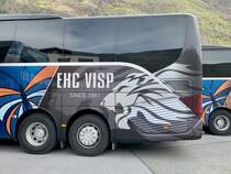 Das Heck der Setra 516 HD 12 Teamcar des EHC Visp, von Zerzuben am 5.4.21 vor der Garage in Eyholz.