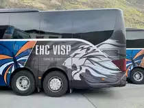 Das Heck der Setra 516 HD 12 Teamcar des EHC Visp, von Zerzuben am 5.4.21 vor der Garage in Eyholz.