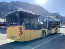 Heckansicht des MB C2 K hybrid '11212'  Be 868 721  vom PU Flück Reisen, Brienz am 8.4.21 beim Bahnhof Meiringen.