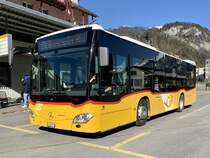 MB C2 K hybrid '11212' vom PU Flück Reisen, Brienz am 8.4.21 beim Bahnhof Meiringen.