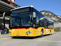MB C2 K hybrid '11212' vom PU Flück Reisen, Brienz am 8.4.21 beim Bahnhof Meiringen.