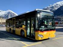 MB C2 K hybrid '11212' vom PU Flück Reisen, Brienz der am 8.4.21 beim Bahnhof Meiringen auf Abfahrt wartet.