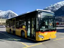 MB C2 K hybrid '11212' vom PU Flück Reisen, Brienz der am 8.4.21 beim Bahnhof Meiringen auf Abfahrt wartet.