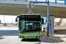 Stadtwerke Offenbach Solaris Urbino Electric am 09.04.21 am Kaiserlei Kreisel