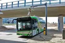 Stadtwerke Offenbach Solaris Urbino Electric am 09.04.21 am Kaiserlei Kreisel