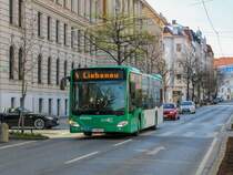 Graz. Wagen 94 fährt am 09.04.2021 hier als Linie 4 in die Haltestelle Steyrergasse ein.