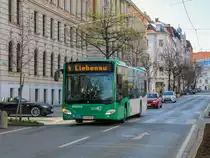 Graz. Wagen 94 fährt am 09.04.2021 hier als Linie 4 in die Haltestelle Steyrergasse ein.