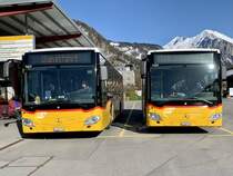 Die beiden MB C2 K hybrid '11213' und '11212' vom PU Flück Reisen, Brienz am 8.4.21 beim Bahnhof Meiringen.