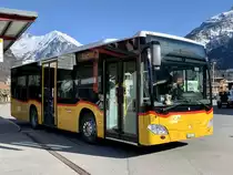 MB C2 K hybrid '11213' vom PU Flück Reisen, Brienz am 8.4.21 bei der Abfahrt beim Bahnhof Meiringen.
