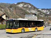 MB C2 K hybrid '11213' vom PU Flück Reisen, Brienz am 8.4.21 bei der Ankunft beim Bahnhof Meiringen.