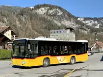 MB C2 K hybrid '11213' vom PU Flück Reisen, Brienz am 8.4.21 bei der Ankunft beim Bahnhof Meiringen.
