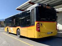 Heckansicht des MB C2 K hybrid '11213' vom PU Flück Reisen, Brienz am 8.4.21 beim Bahnhof Meiringen.