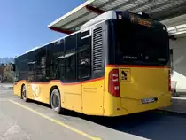 Heckansicht des MB C2 K hybrid '11213' vom PU Flück Reisen, Brienz am 8.4.21 beim Bahnhof Meiringen.