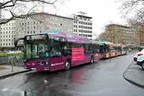 Gleich drei ICB Solaris Electric Wagen am 10.04.21 in Frankfurt am Main