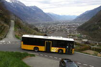 Ein Volvo 8900 auf der Linie 12.213 Frontiere - Martigny Gare  auf der kurvenreichen Pergpoststraße oberhalb von Martigny; 10.04.2021