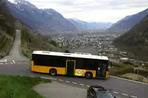 Ein Volvo 8900 auf der Linie 12.213 Frontiere - Martigny Gare  auf der kurvenreichen Pergpoststraße oberhalb von Martigny; 10.04.2021